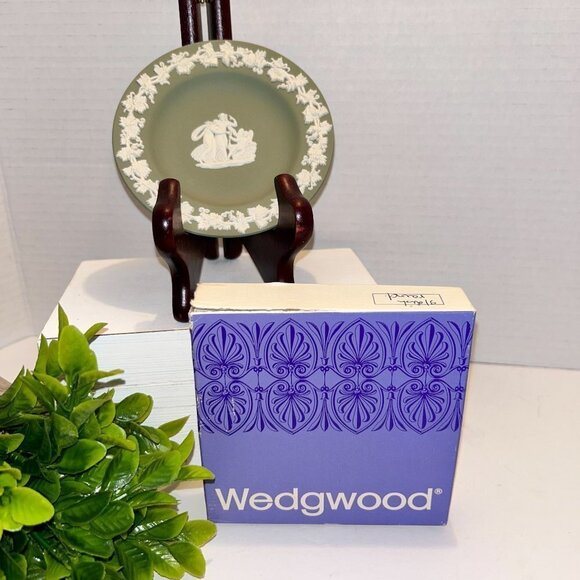 Vintage Wedgwood pottery cream on Celadon Jasperware tray - Picture 1 of 4